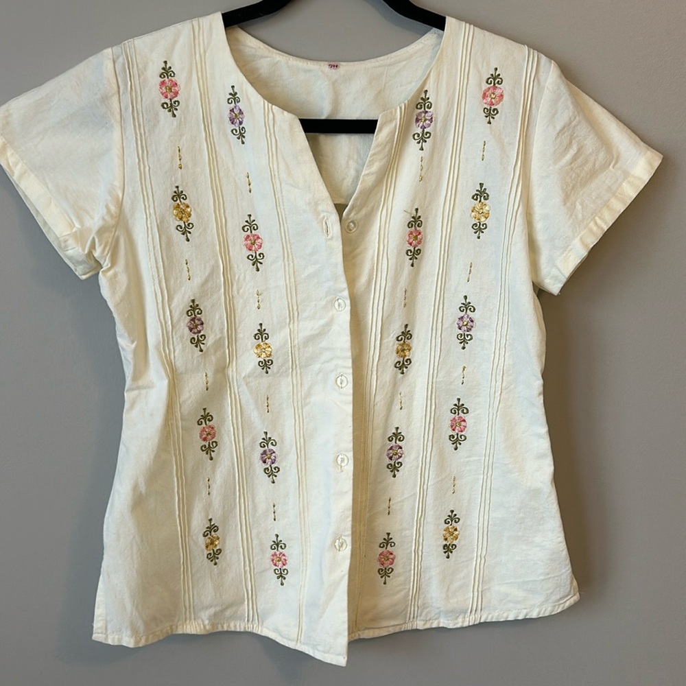 Vintage - Beautiful Flower 🌸 🌺 Embroidered Top
